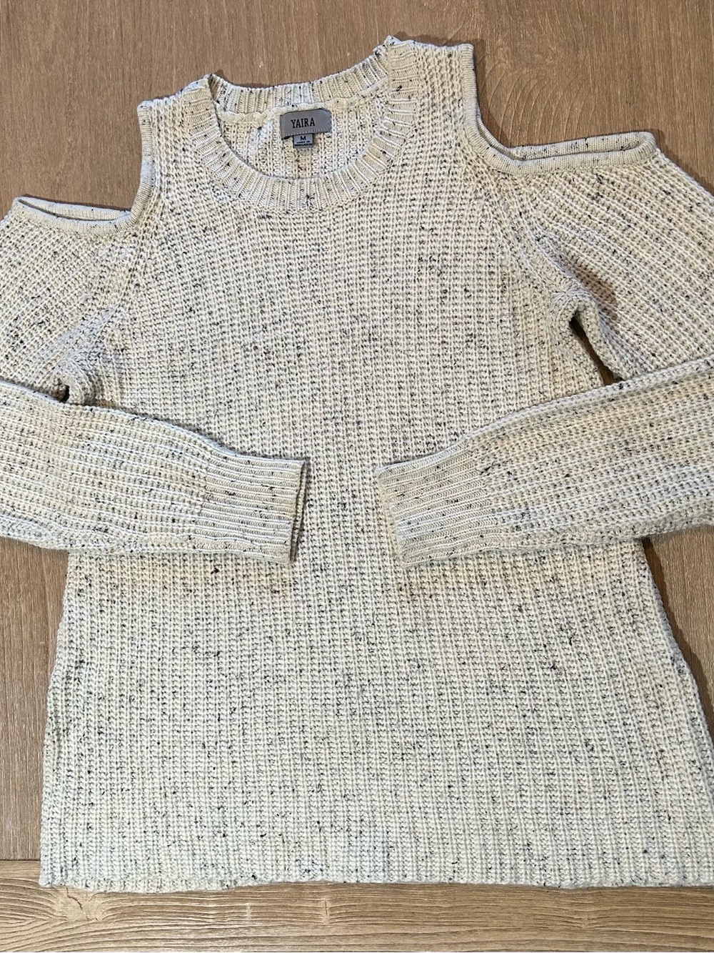 Yaira Women’s Medium Cream Speckled Cold Shoulder Knit Sweater